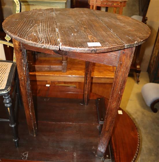 An early 18th century pine cricket table, diameter 68cm, H.74cm